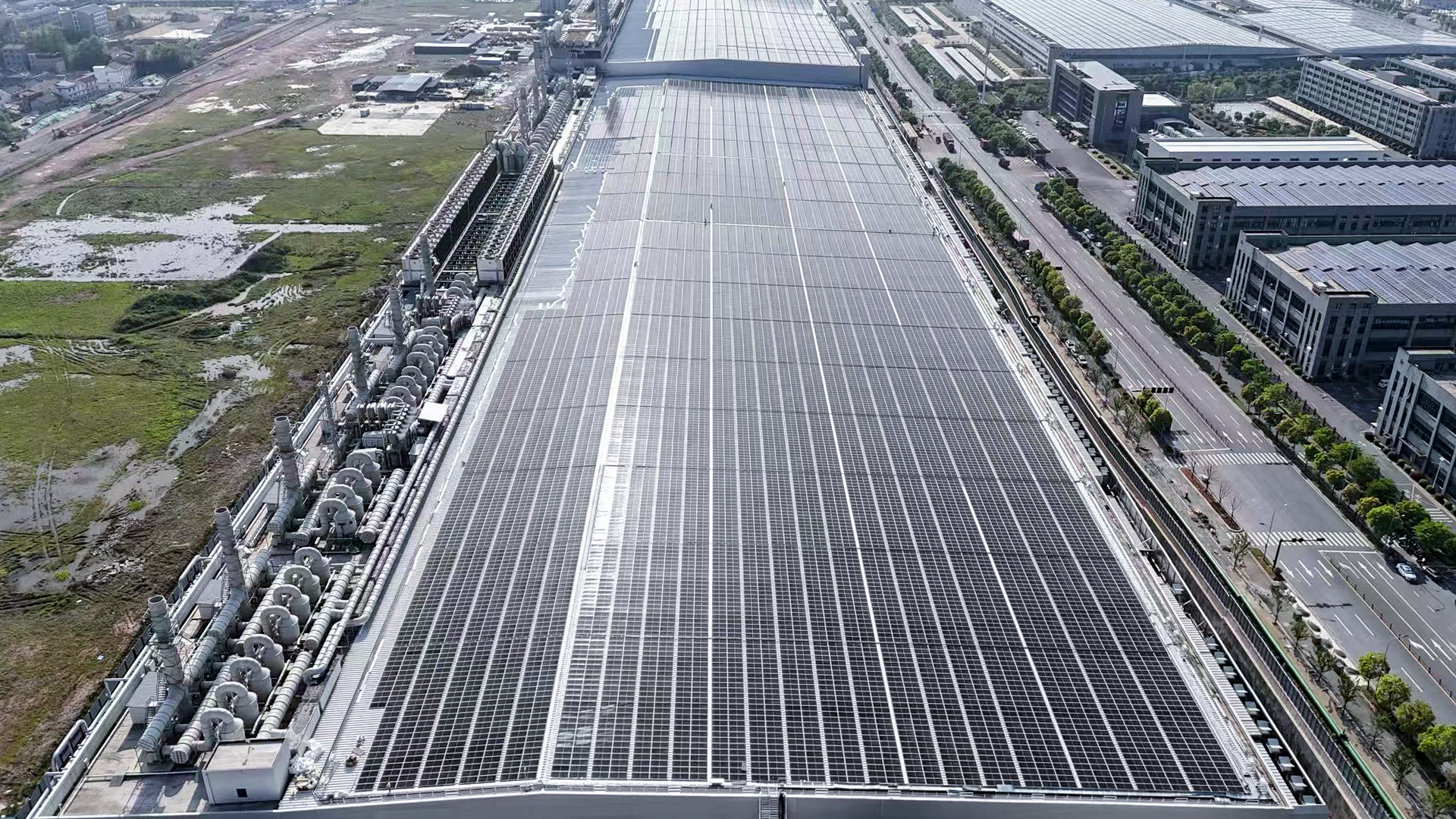 賦能綠色能源產業(yè)升級 美的光伏 & 中廣核 & 愛旭 18MW 屋頂光伏發(fā)電項目順利并網